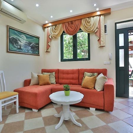 Apartments Holiday Lux Сутоморе Екстер'єр фото