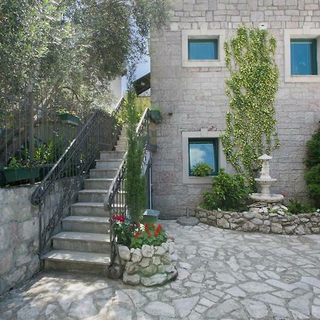 Apartments Holiday Lux Сутоморе Екстер'єр фото
