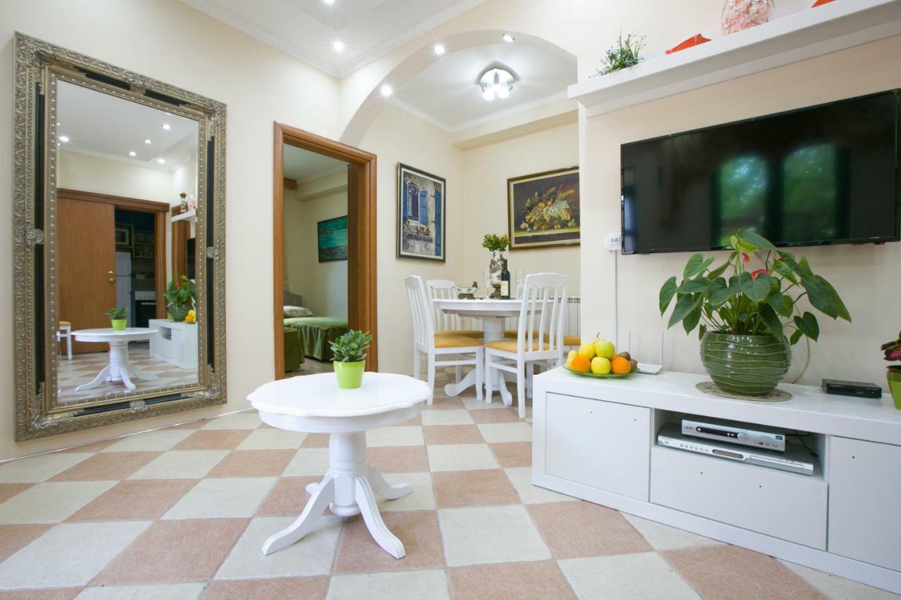 Apartments Holiday Lux Сутоморе Екстер'єр фото