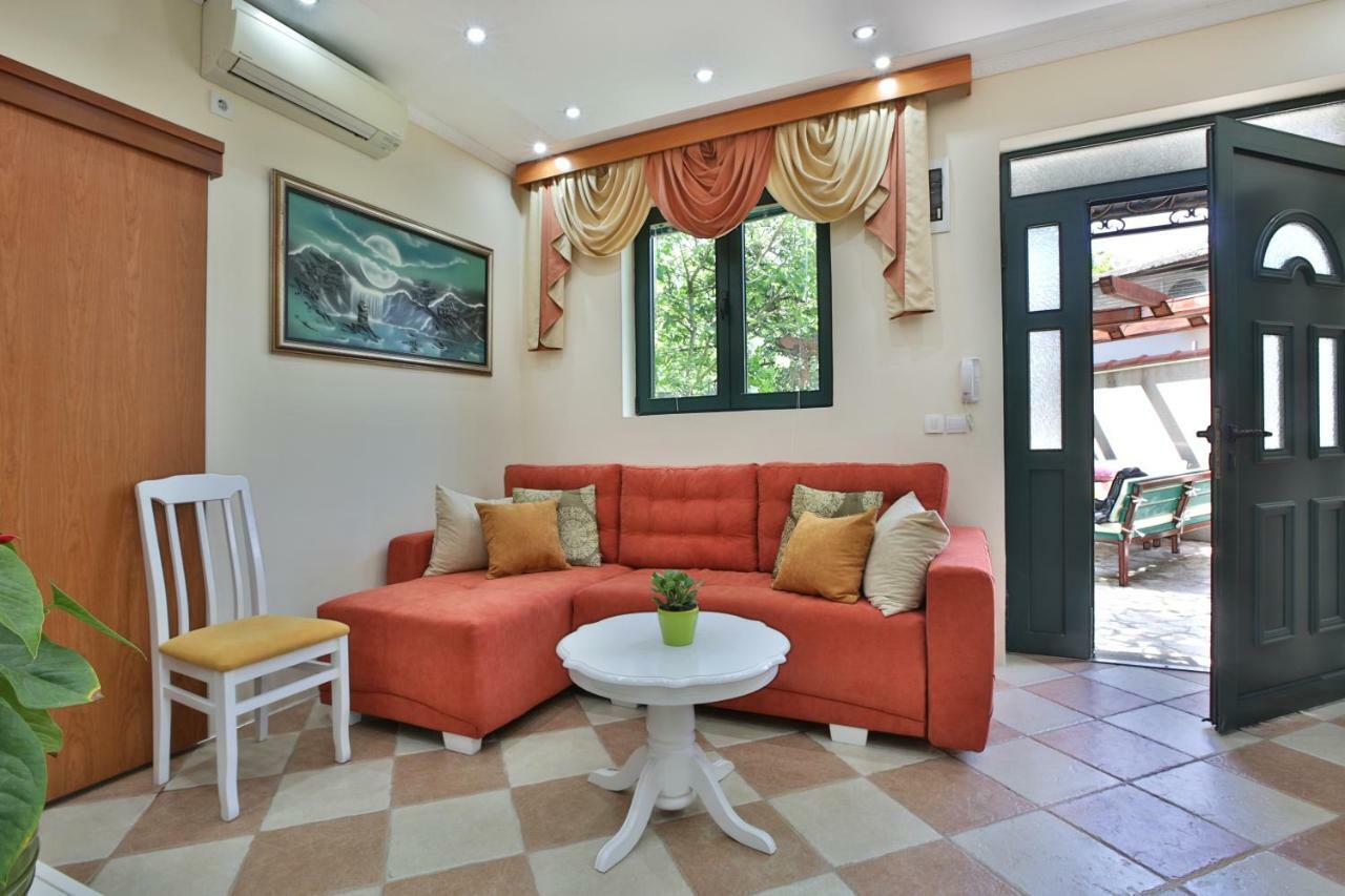 Apartments Holiday Lux Сутоморе Екстер'єр фото