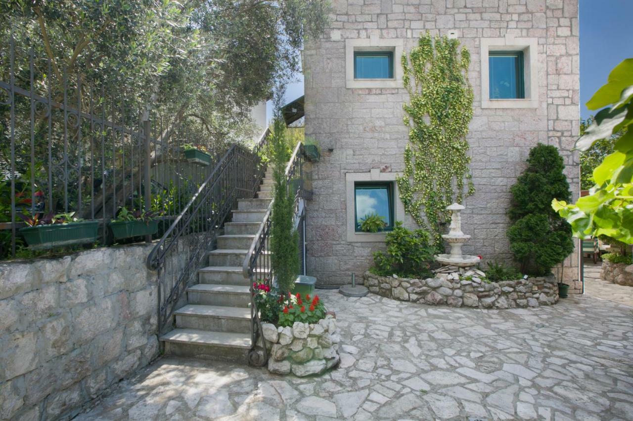 Apartments Holiday Lux Сутоморе Екстер'єр фото