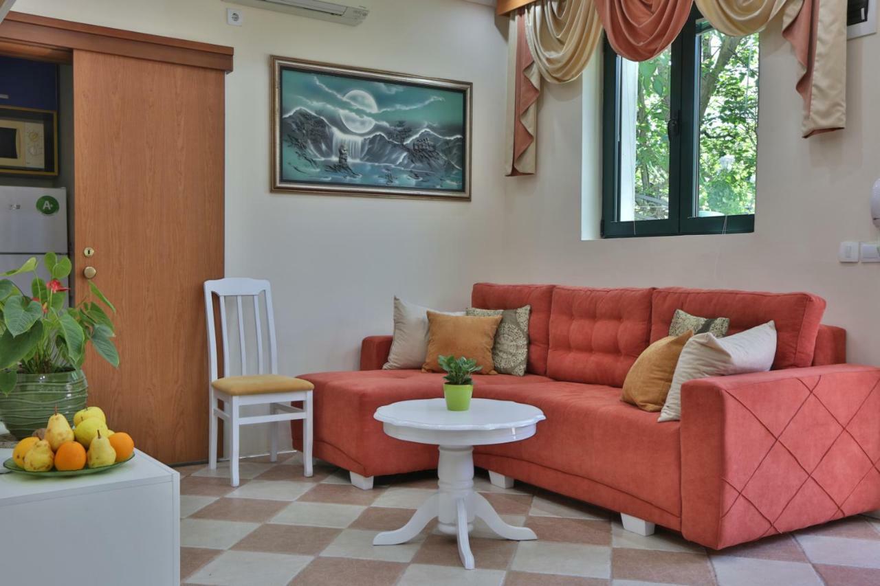 Apartments Holiday Lux Сутоморе Екстер'єр фото