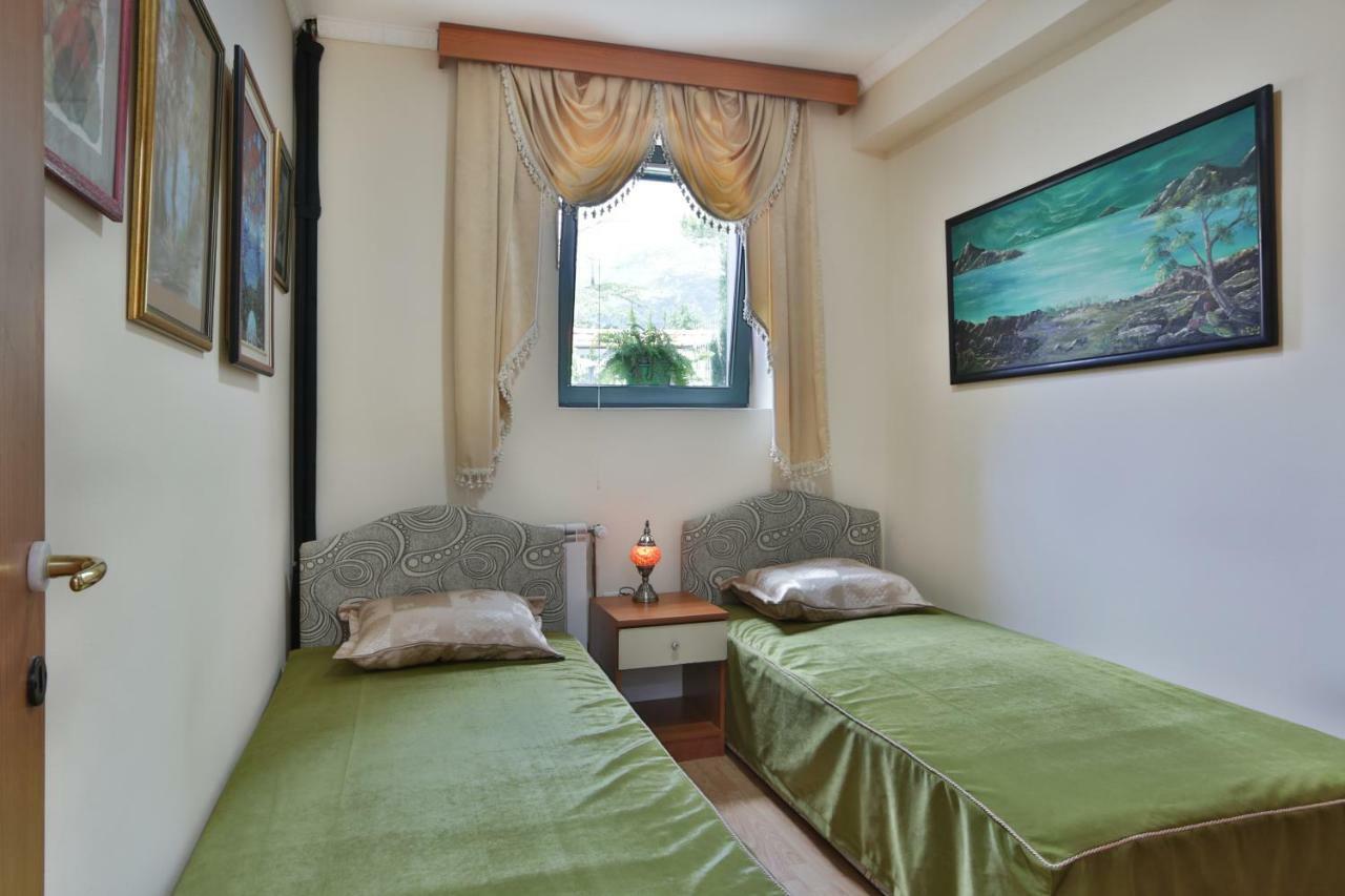 Apartments Holiday Lux Сутоморе Екстер'єр фото