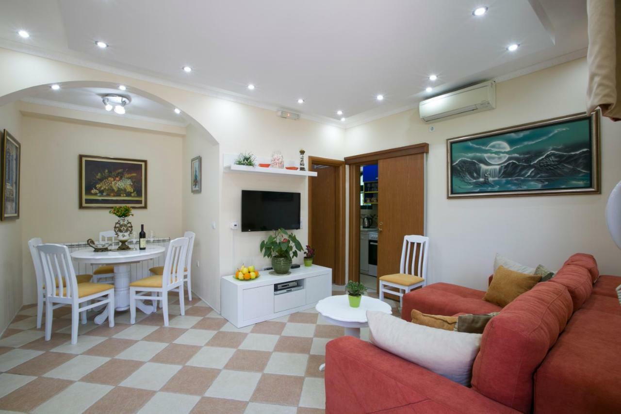 Apartments Holiday Lux Сутоморе Екстер'єр фото