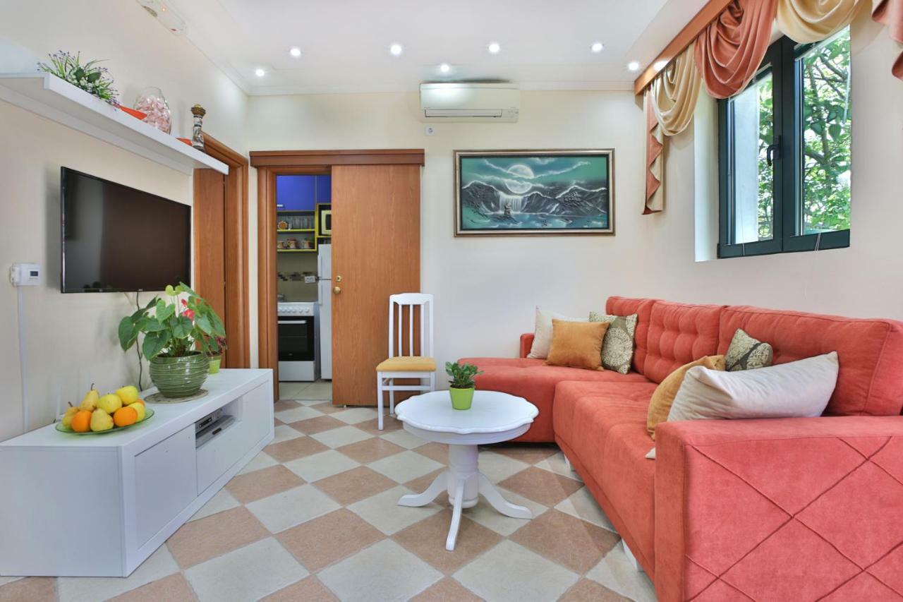 Apartments Holiday Lux Сутоморе Екстер'єр фото